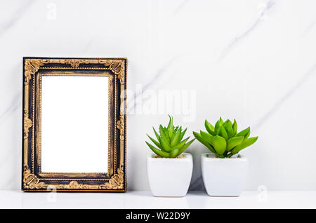 Blank vintage photo frame sulla parete con impianto di cactus, salva percorso di clipping. Foto Stock