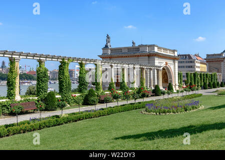 Il giardino del castello Bazaar a Budapest, in Ungheria in una giornata di sole Foto Stock