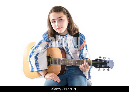 Preteen ragazza che gioca la sua chitarra isolato su uno sfondo bianco. Foto Stock