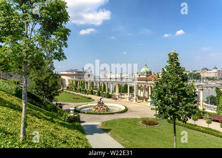 Il giardino del castello Bazaar a Budapest, in Ungheria in una giornata di sole Foto Stock