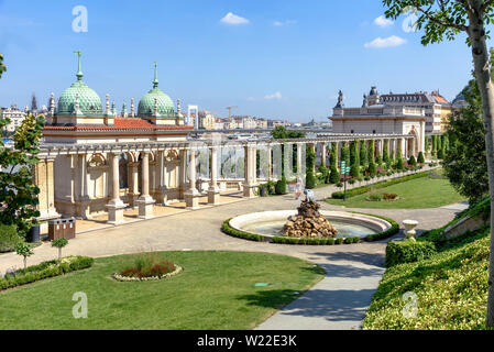 Il giardino del castello Bazaar a Budapest, in Ungheria in una giornata di sole Foto Stock