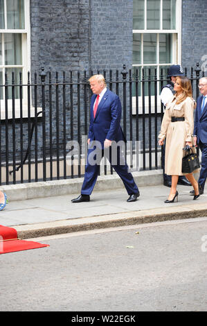 Il presidente statunitense Donald Trump, saluta il Premier britannico Theresa Maggio, No10 Downing Street Londra. 04.06.19 con: Donald Trump dove: Londra, Regno Unito quando: 04 giu 2019 Credit: WENN.com Foto Stock