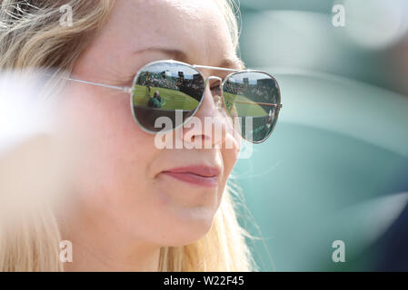 Il torneo di Wimbledon, Londra, Regno Unito. 05 Luglio, 2019. Il 5 luglio 2019, All England Lawn Tennis e Croquet Club, Wimbledon, Inghilterra, il Torneo di tennis di Wimbledon, giorno 5; i tribunali visualizzati in un fan occhiali da sole Credit: Azione Plus immagini di sport/Alamy Live News Foto Stock