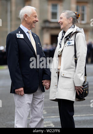 Ex Royal Navy submariner Alan forcone e sua moglie Brenda ex Wren, dal North Yorkshire, che ha incontrato sul basamento e che celebrano il loro cinquantesimo anniversario di matrimonio sfilerà con servizio Royal Navy sommergibilisti, veterani, famiglie e sostenere i lavoratori in HM Base Navale Clyde, la casa del Regno Unito Servizio sottomarino a Faslane in Argyll and Bute, per contrassegnare il 50 anni di continuo in mare (deterrente CASD). Foto Stock