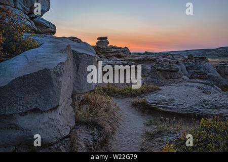 Alba sul Hoodoos alla scrittura su pietra Parco Provinciale in Alberta Canada Foto Stock