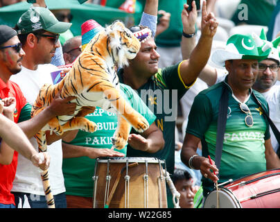 Londra, Regno Unito. 05 Luglio, 2019. Londra, Inghilterra. Luglio 05: Pakistan tifosi durante ICC Cricket World Cup fra Pakinstan e Bangladesh in corrispondenza del Signore sulla Terra 05 luglio 2019 a Londra, Inghilterra. Credit: Azione Foto Sport/Alamy Live News Foto Stock
