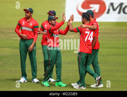 Il Lords Cricket Ground, London, Regno Unito. 5 Luglio, 2019. ICC di Coppa del Mondo di cricket, Pakistan rispetto al Bangladesh; Mehidy Hasan Miraz del Bangladesh ad alta cinque Mohammad Saifuddin del Bangladesh dopo assunzione di una cattura di licenziare Fakhar Zaman del Pakistan per 13 scorre nel 7 oltre a rendere il cliente 23-1 Credito: Azione Sport Plus/Alamy Live News Foto Stock