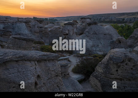 Alba sul Hoodoos alla scrittura su pietra Parco Provinciale in Alberta Canada Foto Stock