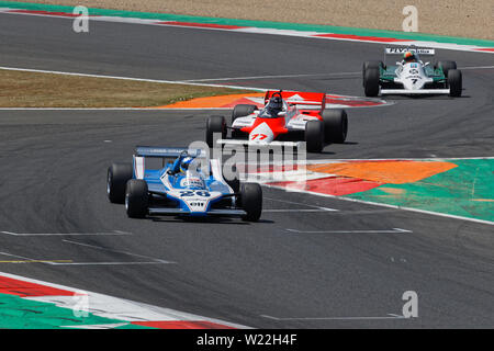 MAGNY-COURS, Francia, giugno 30, 2019 : La F1 pack alla chicane. Storico francese Grand Prix avviene sul circuito di Magny-Cours race track ogni due anni. Foto Stock