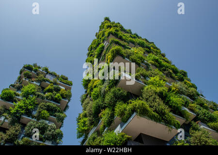 Milano Italia Giugno 29, 2019: una casa ecologica con giardino su ogni terrazza che trasforma la struttura in un legno verticale Foto Stock