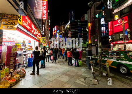 Tokyo, Giappone - 1 Gennaio 2010: la gente camminare lungo la strada vicino al quartiere di Ginza a Tokyo. Ginza a notte. Foto Stock