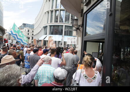 Londra, UK, 5 luglio 2019. Tommy Robinson sostenitori marzo a e canto presso il bar locale al Old Bailey, dichiara di aver rifiutato l'ingresso ai veterani. Credito: Ollie Cole/Alamy Live News Foto Stock