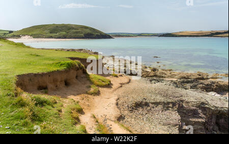 Una vista lungo l'estuario del cammello dal sentiero costiero a Daymer Bay, North Cornwall, Regno Unito. Preso il 27 giugno 2019. Foto Stock