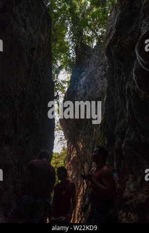 Vang Vieng, Laos - Feb 2016: Arrampicata su una macchia di arrampicata nei pressi di Vang Vieng Foto Stock