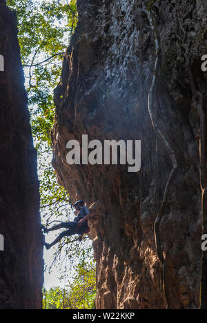 Vang Vieng, Laos - Feb 2016: Arrampicata su una macchia di arrampicata nei pressi di Vang Vieng Foto Stock