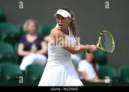 Il torneo di Wimbledon, Londra, Regno Unito. 05 Luglio, 2019. Il 5 luglio 2019, All England Lawn Tennis e Croquet Club, Wimbledon, Inghilterra, il Torneo di tennis di Wimbledon, giorno 5; Caroline WOZNIACKI ritorna alla Zhang Shuai Credit: Azione Plus immagini di sport/Alamy Live News Foto Stock