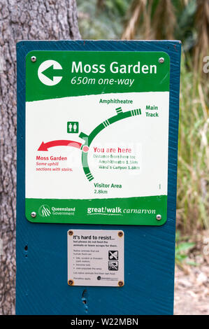 Un segno sul sentiero che conduce al giardino di muschio nella foresta di eucalipti nell'Carnarvon Gorge National Park negli altipiani centrali del Queensland in Aus Foto Stock