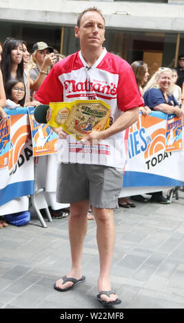 NEW YORK, NY - Luglio 05: Joey Chestnut in corrispondenza della NBC mostra oggi per parlare del suo vincere a Downing 71 hot dogs e Miki Sudo win con downing 31 hot dogs al 2019 Nathan's Hot Dog Eating Contest nella città di New York sulla luglio 05, 2019. Credito: RW/MediaPunch Foto Stock