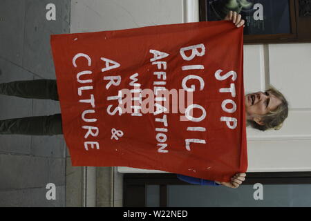 2 luglio 2019 - Londra Greater London, Regno Unito - una ribellione di estinzione attivista detiene un banner al di fuori della Royal Opera House entrata principale durante una manifestazione di protesta a Londra..Gli ambientalisti dall'Estinzione il movimento di ribellione in scena un die-in al di fuori della Royal Opera House di Londra alla domanda che fanno cadere il gas e il petrolio British Petroleum (BP) come sponsor. (Credito Immagine: © Andres Pantoja/SOPA immagini via ZUMA filo) Foto Stock