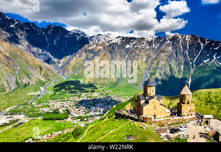 Gergeti Trinity Church sotto il monte Kazbegi in Georgia Foto Stock
