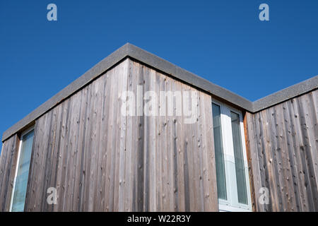 Casa moderna con rivestimento in legno. Architettura moderna Foto Stock