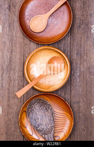 Vuoto ciotola di legno e cucchiaio su sfondo di legno Foto Stock