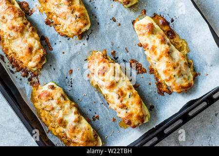 Zucchine al forno le zucchine ripiene con formaggio e aneto. Organici alimentari tradizionali. Foto Stock