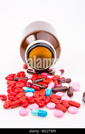 Pills fuoriuscita da una bottiglia Foto Stock