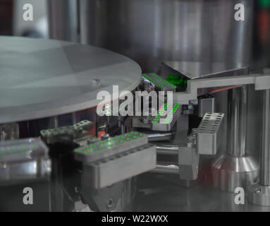 Capsula pillole farmaceutiche il conteggio e la macchina di riempimento Foto Stock
