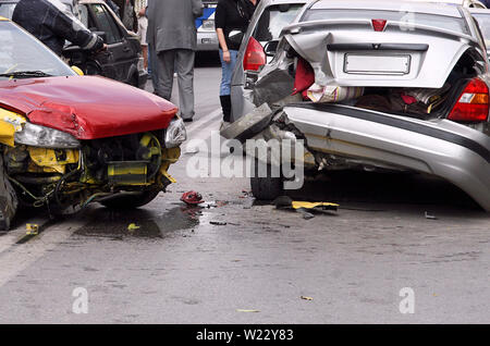 Car crash incidente sulla strada con il relitto e macchine danneggiate Foto Stock