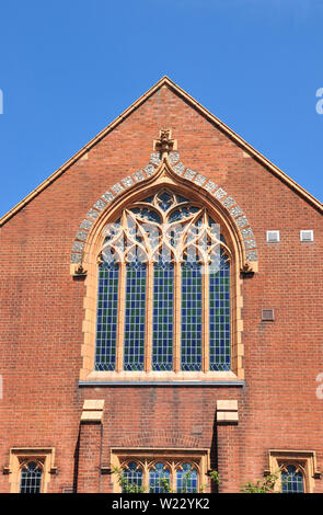 Finestra ornata di Trinità Regno Chiesa Riformata, Beaconsfield Rd, St Albans, Hertfordshire, Inghilterra, Regno Unito Foto Stock