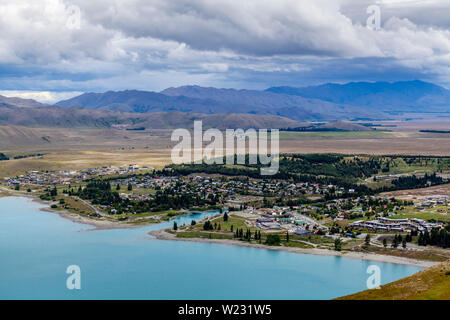 Lago Tekapo città e il Lago Tekapo, regione di Canterbury, Isola del Sud, Nuova Zelanda Foto Stock