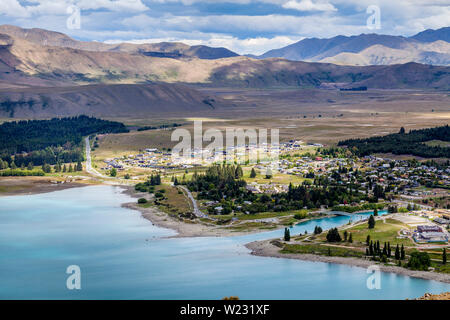 Lago Tekapo città e il Lago Tekapo, regione di Canterbury, Isola del Sud, Nuova Zelanda Foto Stock