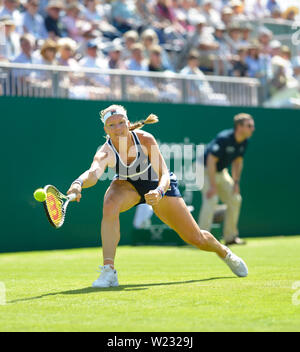 Kiki Bertens (NL) giocando sul Centre Court alla natura internazionale della valle, Devonshire Park, Eastbourne, Regno Unito. Il 27 giugno 2019 Foto Stock