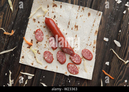 Ingredienti per la cottura burrito su un tavolo di legno. Foto Stock