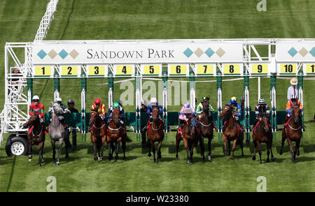 I corridori rompere le bancarelle di partenza nel sequel Handicap durante il Signore giorno del corallo Summer Festival a Sandown Park Racecourse, Esher. Foto Stock