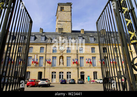 Palazzo Ducale, city hall, da Place de la Libération Square, Dijon, Dipartimento Cote d'Or, Borgogna, Francia. Foto Stock