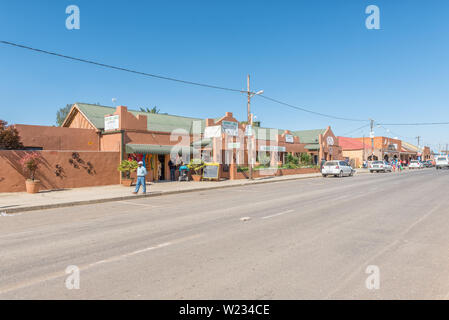 WARDEN, SUD AFRICA - 1 Maggio 2019: una scena di strada con un lodge, ristorante, di persone e di veicoli, in Warden, nel libero Stato Provincia Foto Stock