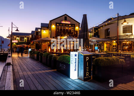 Sistema di cottura a vapore Wharf al crepuscolo, Queenstown, Otago, Isola del Sud, Nuova Zelanda Foto Stock