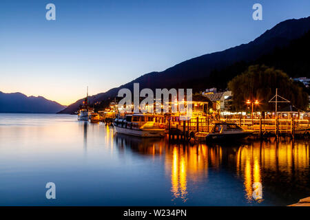 Sistema di cottura a vapore Wharf di notte, Queenstown, Otago, Isola del Sud, Nuova Zelanda Foto Stock