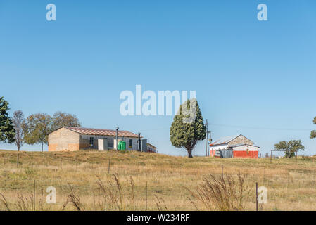 WARDEN, SUD AFRICA - 1 Maggio 2019: di una scuola e di un edificio in un agriturismo tra operaio e Vrede nel libero Stato Provincia Foto Stock