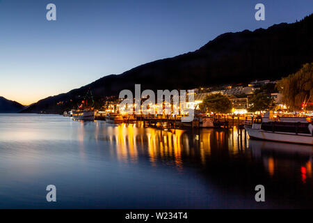 Sistema di cottura a vapore Wharf di notte, Queenstown, Otago, Isola del Sud, Nuova Zelanda Foto Stock