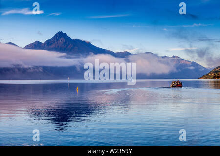 Sul lago Wakatipu, Queenstown, Otago, Isola del Sud, Nuova Zelanda Foto Stock