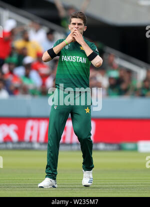 Il Pakistan Shaheen Shah Afridi festeggia il licenziamento del Bangladesh Shakib Al Hasan durante l'ICC Cricket World Cup group stage corrispondono a Lord's, Londra. Foto Stock