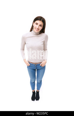 Studio ritratto di una bella donna caucasica, guardando la telecamera sorridendo, ad alto angolo di visione, isolato su sfondo bianco Foto Stock