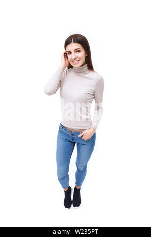 Studio ritratto di una bella donna caucasica, guardando la telecamera sorridendo, ad alto angolo di visione, isolato su sfondo bianco Foto Stock