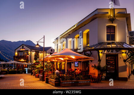 Un tradizionale Pub di Kiwi, vaporizzatore Wharf, Queenstown, Otago, Isola del Sud, Nuova Zelanda Foto Stock