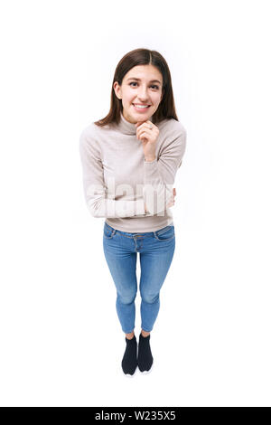 Studio ritratto di una bella donna caucasica, guardando la telecamera sorridendo, ad alto angolo di visione, isolato su sfondo bianco Foto Stock