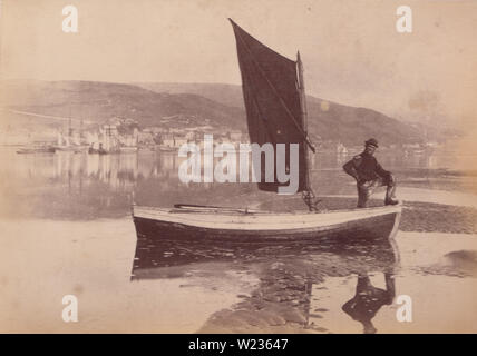 Victorian fine 1880 / inizio 1890 Fotografia che mostra un uomo si alzò in piedi nella sua barca a vela, eventualmente un pescatore. Foto scattata a Aberdovey, Galles Foto Stock