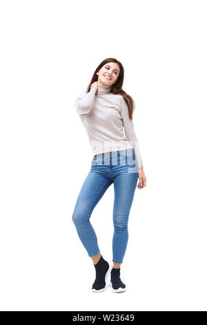 Studio ritratto di una bella donna caucasica, isolato su sfondo bianco Foto Stock